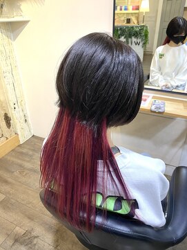 コントラストが際立つインナーカラー×マッシュウルフ