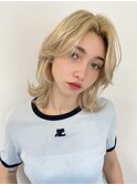 ハイトーンベージュブロンドカーテンバングミディアムレイヤー