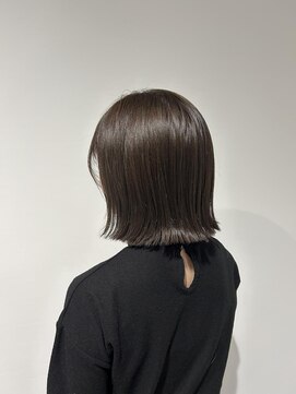 シェリッシュ ノース(Sheriche North) 切りっぱなしボブ×ブリーチなしアッシュブラウン