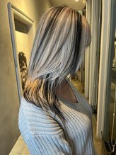 ホワイトベージュ × ブラックライン　担当者　嶌本眞夫