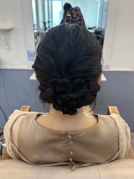 トッカ ヘアアンドトリートメント 難波店 髪飾りがなくても可愛いオーソドックスシニヨン