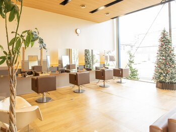 カミイロ バイアモール(by Amor)の写真/高い天井と広々とした店内で、心身ともにリラックスできる贅沢な時間をお届けします♪良質な音響設備も導入