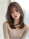 ふんわりベージュカラーのハッシュカットスタイル