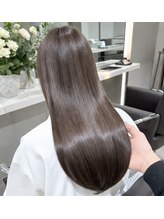 自然な艶と柔らかさを叶える【美髪矯正】で乾かすだけでまとまる憧れのストレートヘアへ