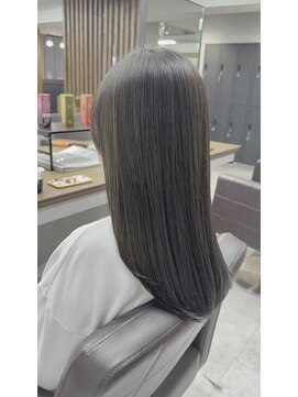 酸性ストレート×アッシュグレーカラー