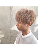 ホワイトミルクティーベージュ韓国ツーブロ前下がりマッシュ