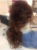 リボンつきポニーアレンジ