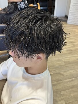 エヌプラス(N+) 刈り上げセンターパートサーフカールブルーブラッフェザーパーマ