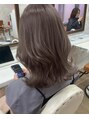 フィガロ ウメダ(FIGARO UMEDA)&nbsp;派手すぎない白髪染めハイライトで好印象に［ヘアアレンジ］