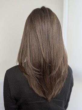 エニー 栄(Any) ミディアムハイレイヤー×ブリーチありのグレージュ