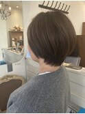 マッシュショート落ち着き艶感ミルクティーブラウンひし形ボブ