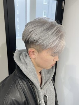 リグ 横浜(Lig.) ホワイトシルバーブリーチダブルカラー刈り上げマッシュショート