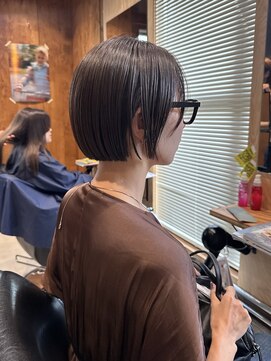 サムウェア(SOMEWHERE) 顎ラインより少し高い切りっぱなしのボブ