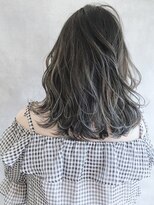 ムウ 難波(MOU)&nbsp;アッシュグレーハイライトカラーエアリーロング20代30代40代