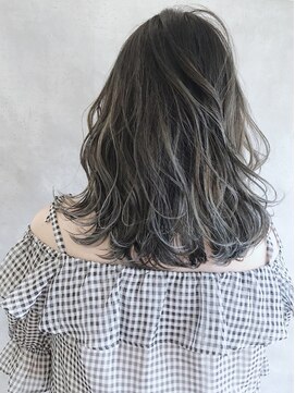 ムウ 難波(MOU) アッシュグレーハイライトカラーエアリーロング20代30代40代