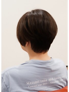 シャイニーソルン ショートのスッキリさとボブの柔らかさを足したショートボブ