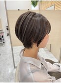 20代30代透明感暗髪アッシュブルーグレージュくびれショート