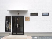 お客様をお迎えする空間は光が入り明るい印象☆