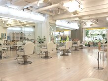 ヘア サロン カポーティ(HAIR SALON CAPOTE)の雰囲気（白を基調とした店内は清潔感があり、1席の間隔も広めにあります）