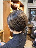白髪を活かすデザインカラー｜艶ハイライトショートボブ
