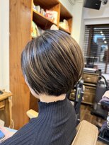 ヘアーサロン ラフリジー(Loufreasy)&nbsp;白髪を活かすデザインカラー｜艶ハイライトショートボブ