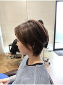 ハイライトオリーブベージュ耳掛けショートヘアー