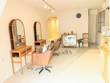 イトリ(itori)の雰囲気（白を基調とした明るい店内）