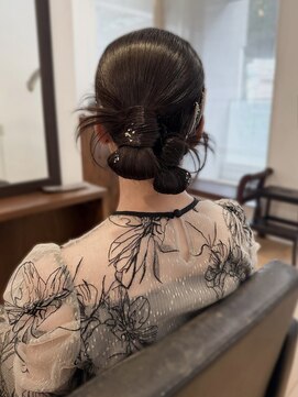 アヴェイル ヒロオ(a'vail Hiroo) タイトツインカチモリへアアレンジ結婚式お呼ばれヘア