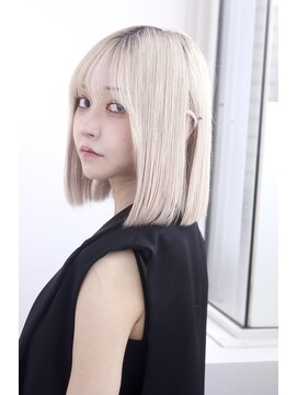メゾンイロ(Maison I.R.O+) ホワイトブロンド×ぱつっとボブ