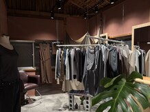 サムウェア(SOMEWHERE)の雰囲気（2F アパレルはご試着も可能）