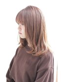 毛先の動きが可愛いセミロングスタイル