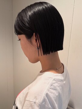 前下がり耳かけ耳だしショート切りっぱなしショートボウブ