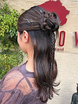 ハローズ(HELLOWS) レディース　ハーフアップアレンジ