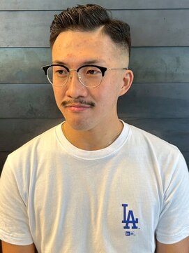 ディスイズバーバーセカンド(THIS IS BARBER 2nd) バーバー 七三分け フェードカット 黒髪ショート ビジネス