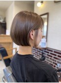 透明感ベージュカラーのミニボブ