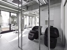 リラックスできるフルフラットのシャンプー台