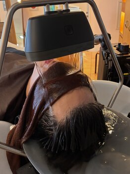 美容室 オハナ(Ohana)の写真/「頭浸浴」が導く未体験の休息。こだわり抜いた専用ブースと温度管理で、頭皮と心を芯から解きほぐします。