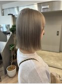 ハイトーンボブ　切りっぱなし　外ハネ　ヘイリーボブ