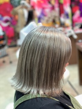 ダブル アンダーバー サロン(W_SALON) 【W_SALON 河原町】外はねボブ×ホワイトグレー