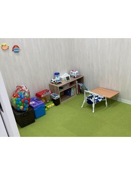 【キッズスペースあり】広々した店内でベビーカーでのご入店もOK！ゆっくりとサロンタイムをお過ごし下さい