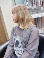 ディア(.eer)&nbsp;外国人風ミディアムレイヤー×ミルクティーブロンドヘア/南船場