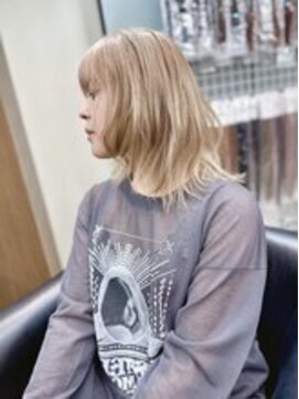 ディア(.eer) 外国人風ミディアムレイヤー×ミルクティーブロンドヘア/南船場