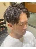 黒髪束感ツーブロックセンターパートツイストスパイラルパーマ