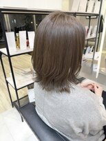 スリー(Three) くびれ外ハネミディ×透明感グレージュカラー