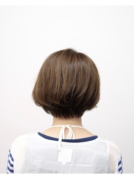 バングス(bangs) 綺麗なフォルムのショートボブスタイル。