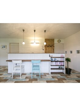 マンツーマン施術でゆっくりとしたサロン時間を満喫☆カフェ風のカウンターで落ち着く雰囲気をご提供♪