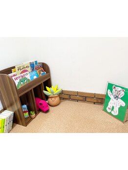 キッズスペースあり。お子様と一緒のご予約、ご来店も大歓迎♪お子様と一緒にサロンタイムを楽しみませんか