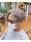 センターパート、ミルクティーカラー（ブリーチ有り）