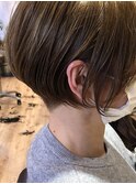 前下がり刈り上げショート×ハイトーン細いハイライトカラー