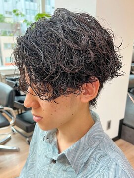 ウェイビーエフティフィフス 横浜西口(WAVEY ft.fifth) 波巻きパーマセンターパートツイストパーマメンズマッシュパーマ